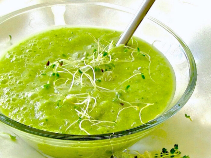 SMOOTHIE MED FRISKE KLØVERSPIRER
