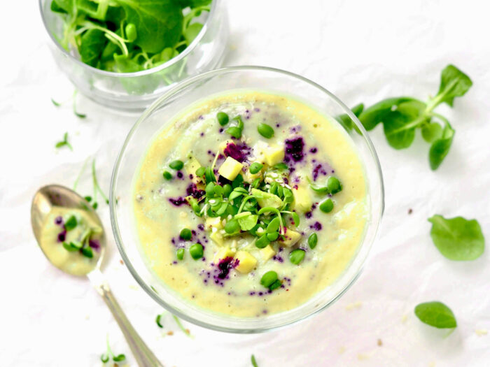 KLØVERSPIRER SMOOTHIE MED BÆR OG AVOCADO
