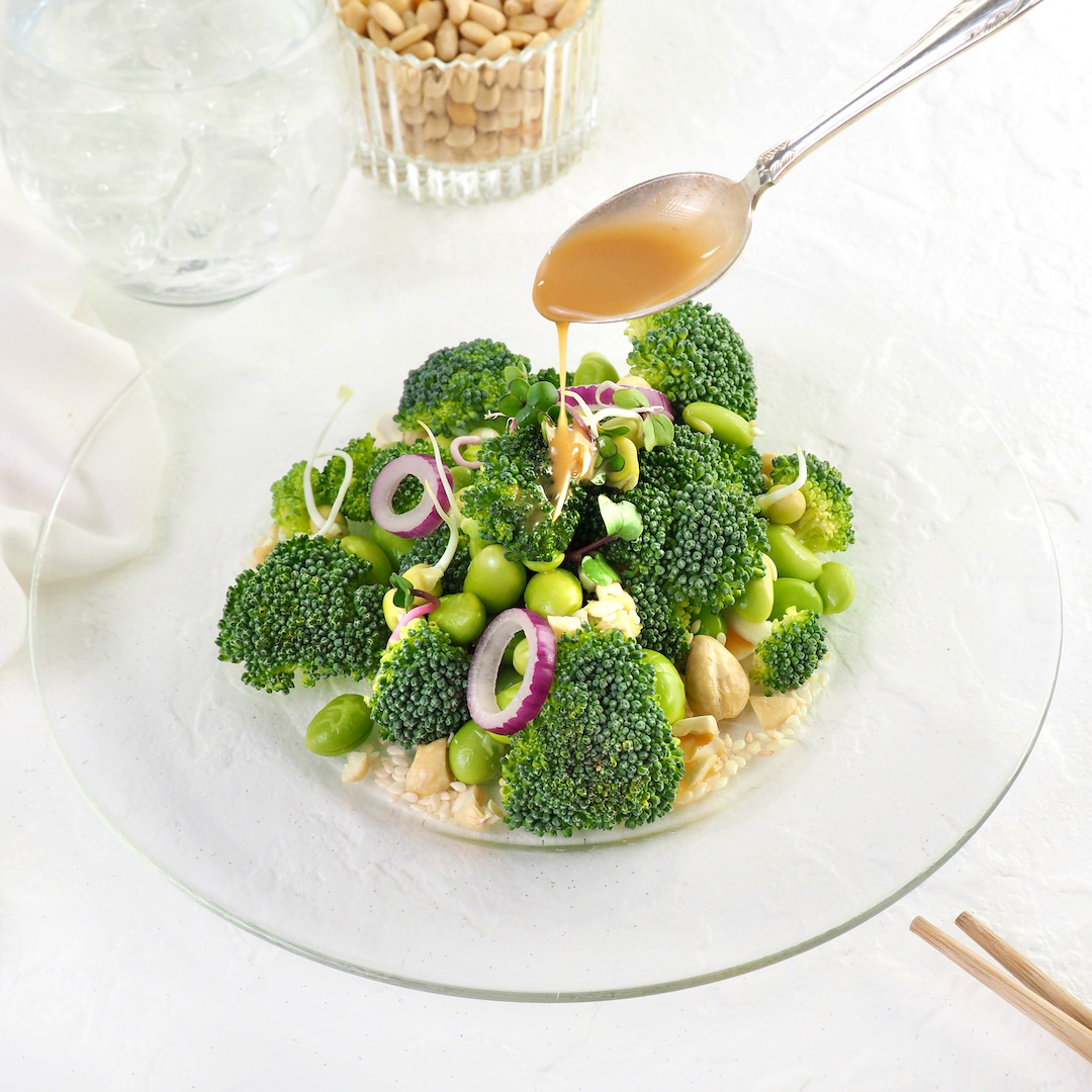 Asiatisk Broccolisalat med Ærtespirer Asiatisk Broccolisalat med Ærtespirer
