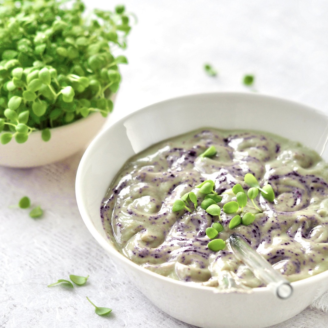 Kløverspirer i blåbærsmoothie