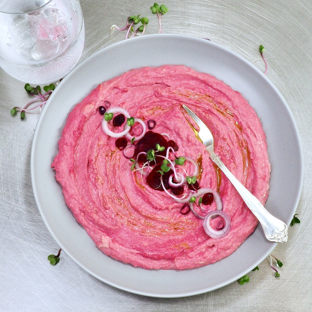 Rødbede hummus med rødkålspirer